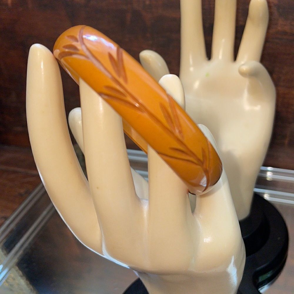 Vtg Bakelite orange bangle bracelet with wheat carving